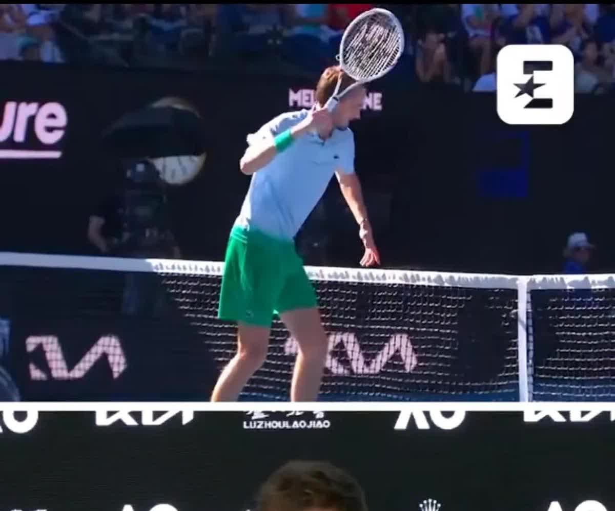 关于德国网球队翻盘西班牙网球队，梅德韦杰夫制霸全场的信息