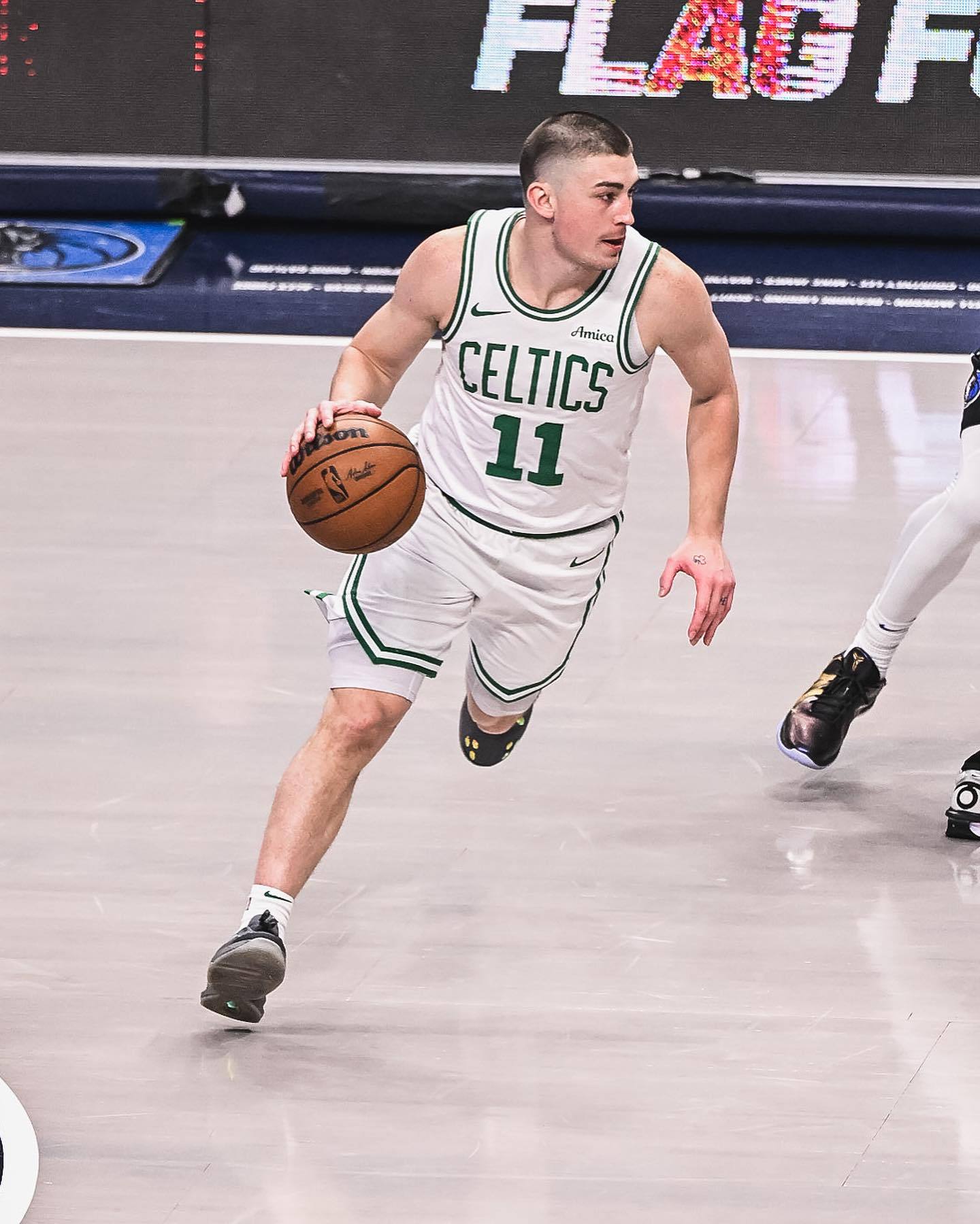 包含黄蜂翻盘独行侠，凯尔·库兹马高光表现的词条