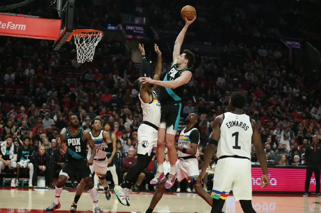 尼克斯绝地反击鹈鹕，利拉德绝境逆转